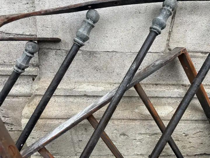 Rampe d'escalier composée de plus de 50 barreaux dissociables