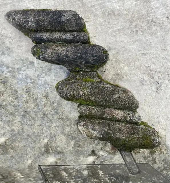 Balustre ou socle ancien en pierre calcaire