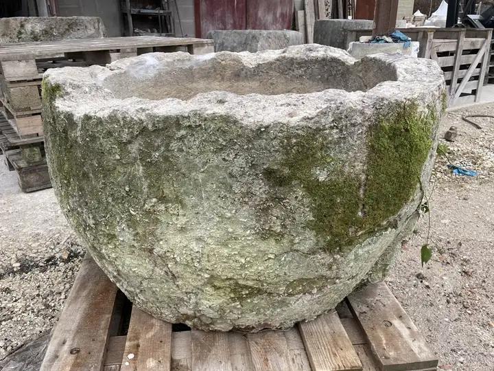 Ancienne ponne en pierre. Réceptacle servant á blanchir le linge. Bac en pierre de Charente de forme ovoide réemployé comme grosse jardinière
