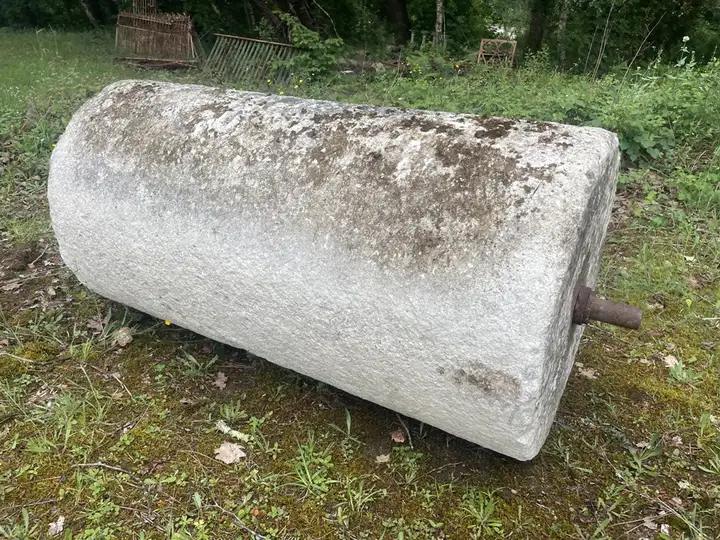 Ancien rouleau en pierre monolithe