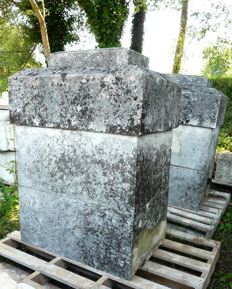 Paire de pilers rectangulairs en pierre de Charente anciens