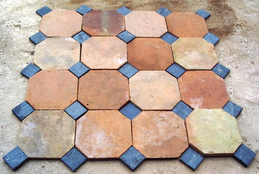 Carrelage ancien hexagonal en terre cuite ancien et ses cabochons 0.11x 0.11