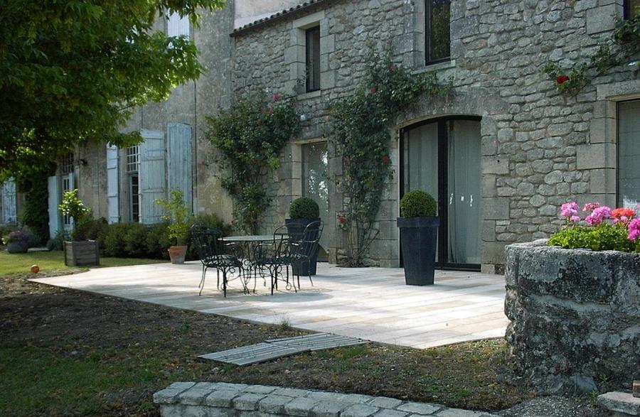 Implantation de dallage et pavés pour l'amménagement d'une terrasse