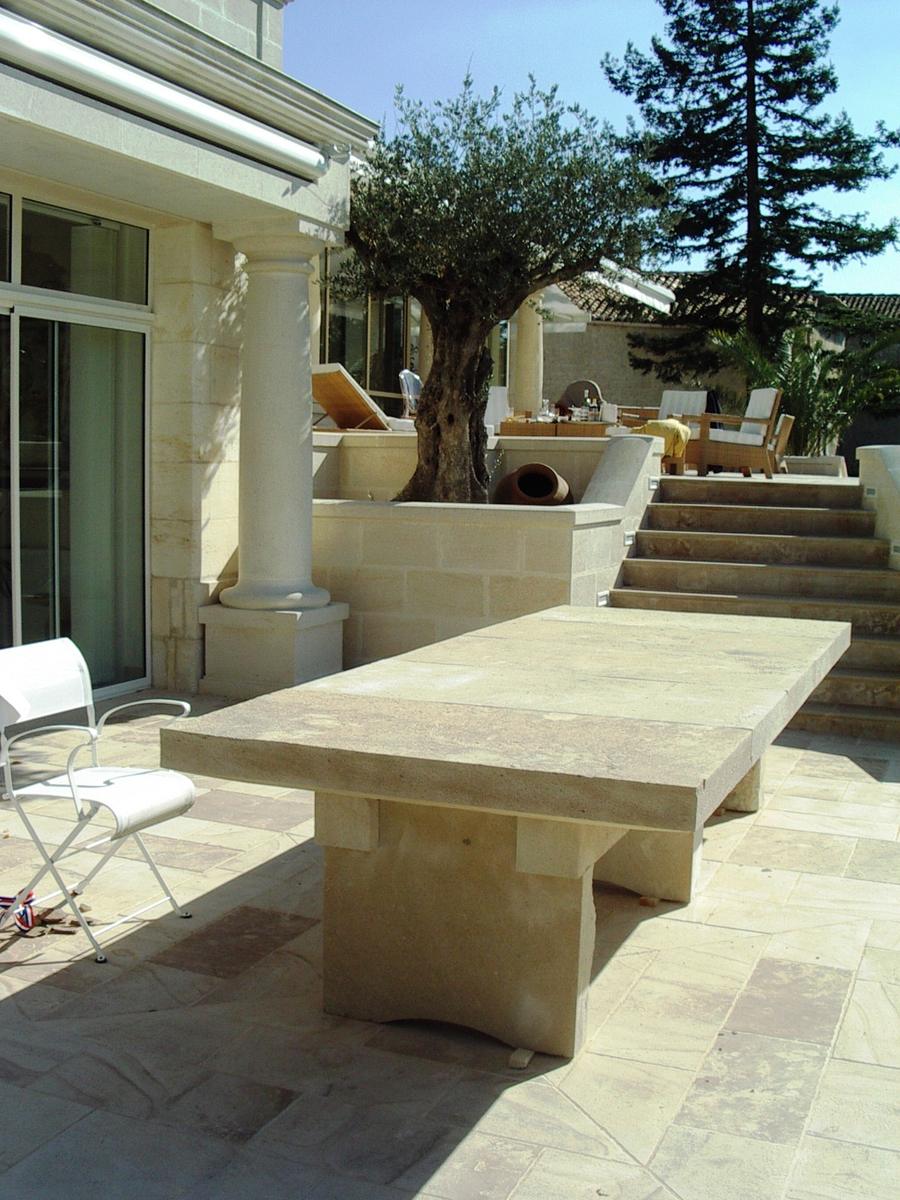 Création et réalisation d'une tres grande table de terrasse en pierre dure de Gironde