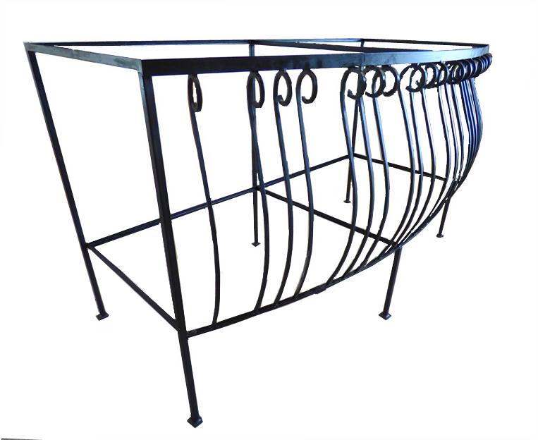 Réemploie d'un balcon en fer forgé comme meuble console ou comptoir