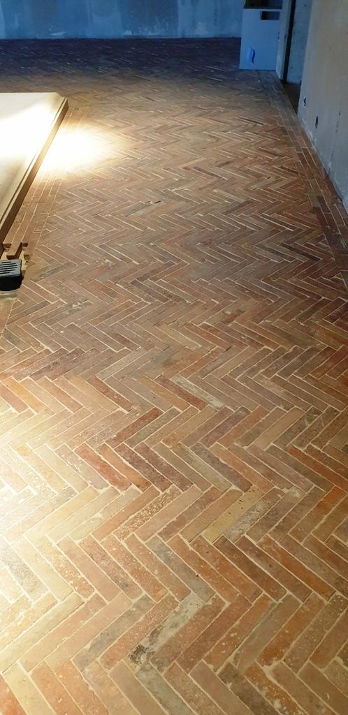 Travail de recoupe pour briques de sol