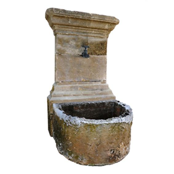 Fontaine adossée composée d'un bac demi-lune et d'un fronton