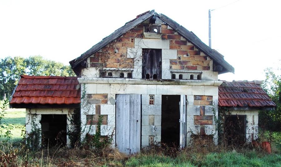 Cabane de jardin dont une partie est resevée comme pigeonnier
