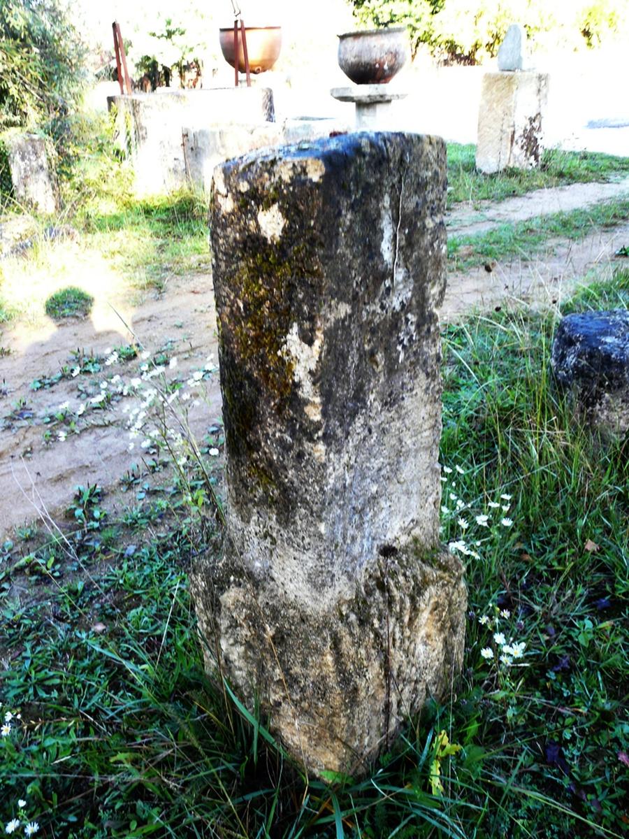 Borne chasse-roue acollée à un mur