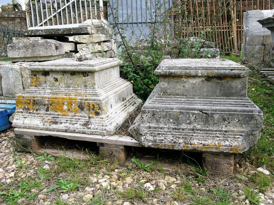 Paire de dessus de piliers anciens en pierre de Charente