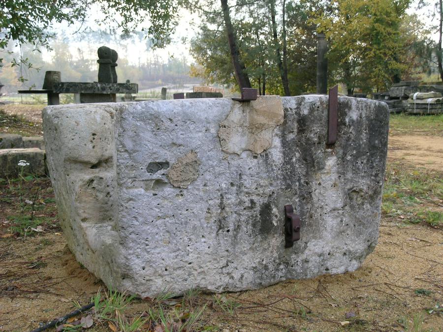 Puit monolithe trés ancien en pierre.  Usures tres prononcées duent au sceau