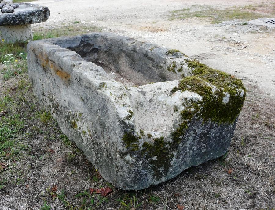Ancien bac monolithe