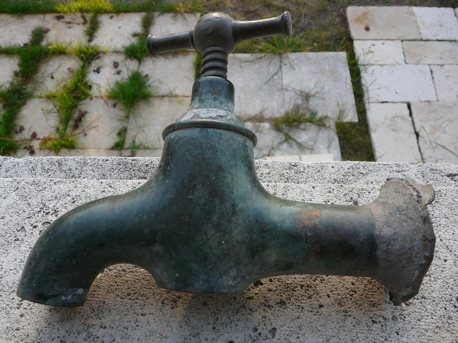 Choix de robinets anciens en bronze réadaptés en cracheurs de fontaine