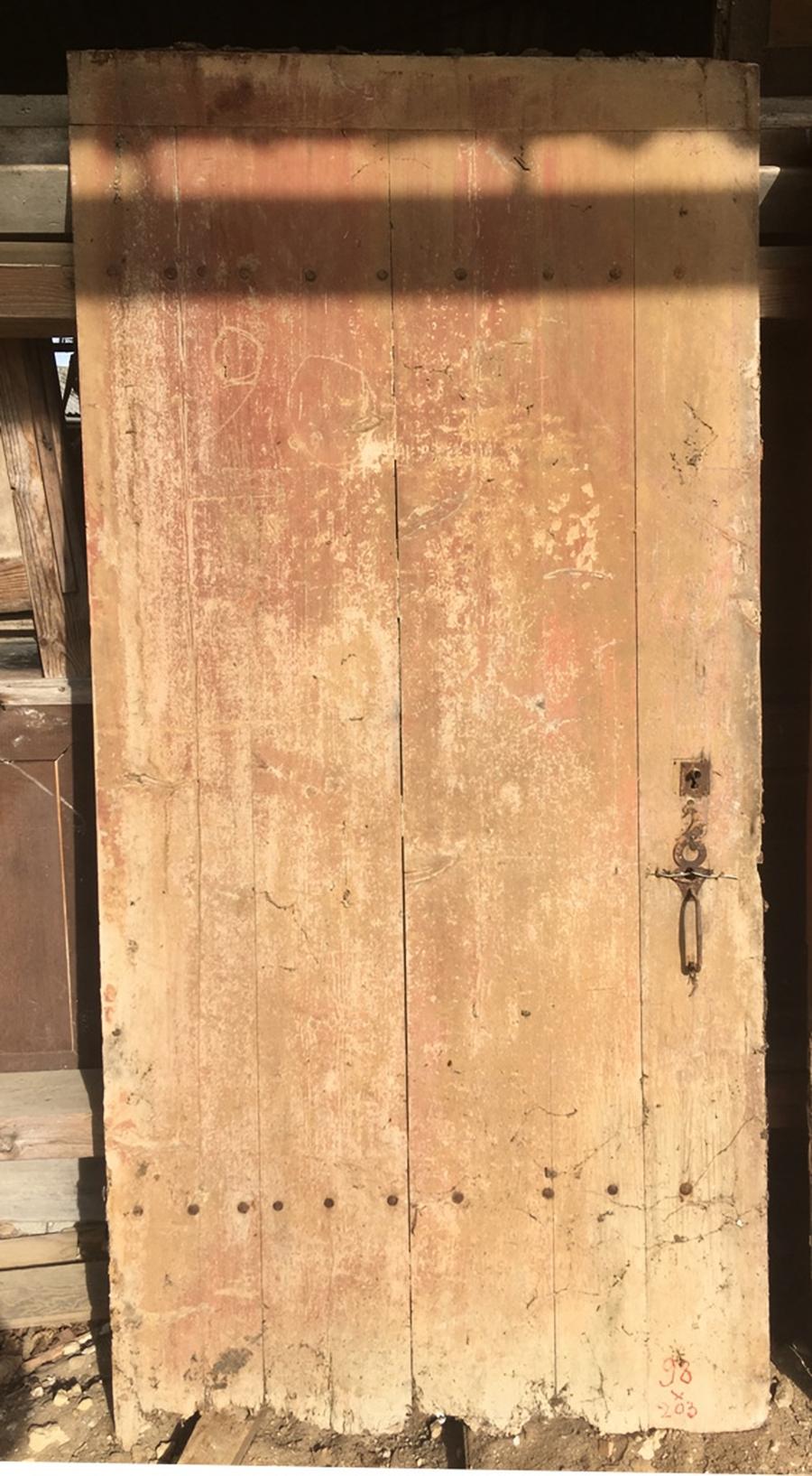 Porte de grange en planches larges et ses ferrures