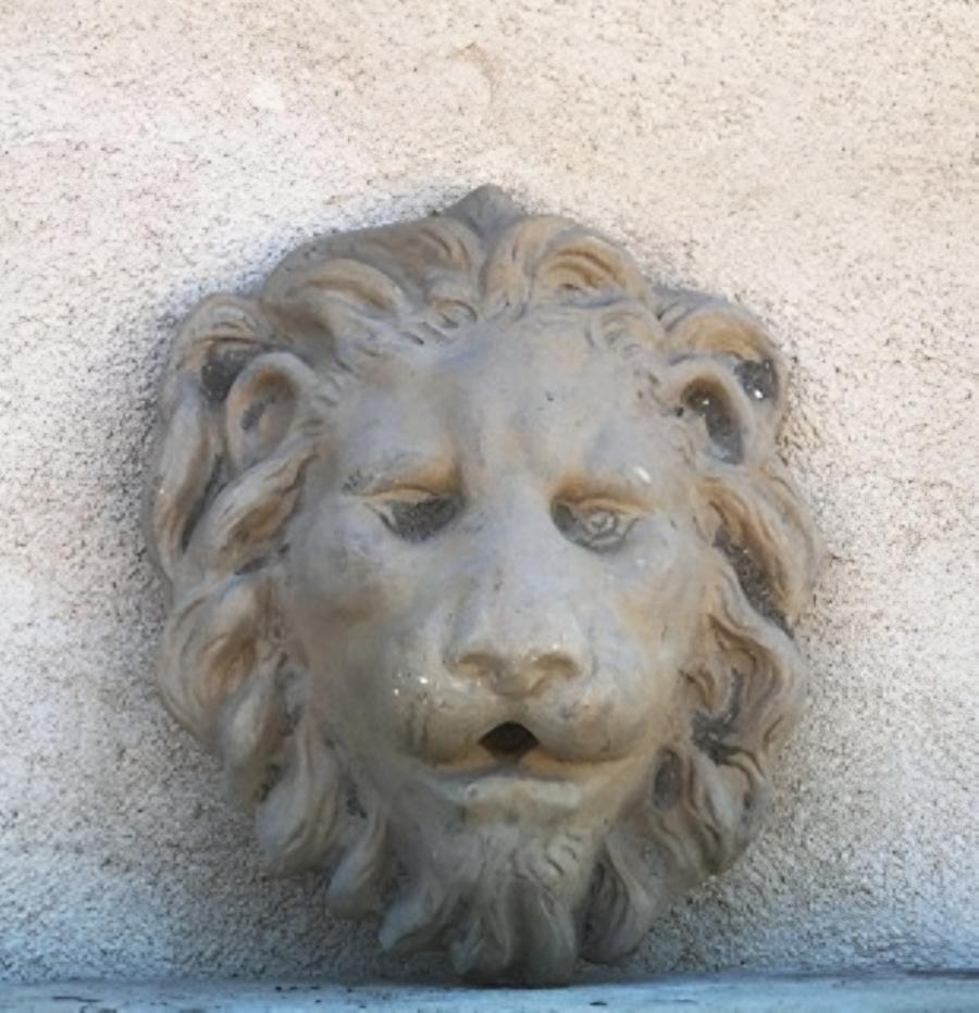 Tête de lion en terre cuite