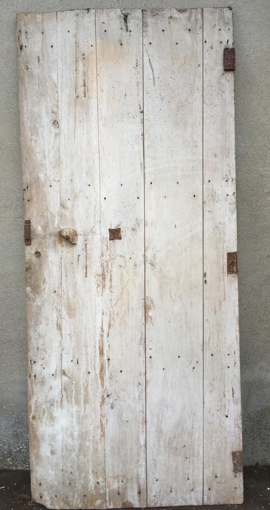 Porte ancienne de grenier faite de planches larges