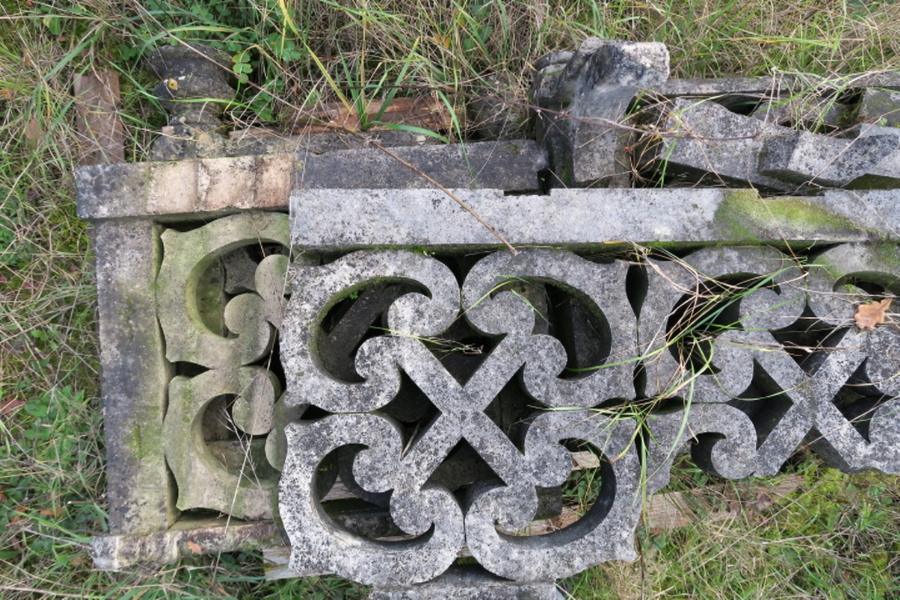 balcon ancien sculpté