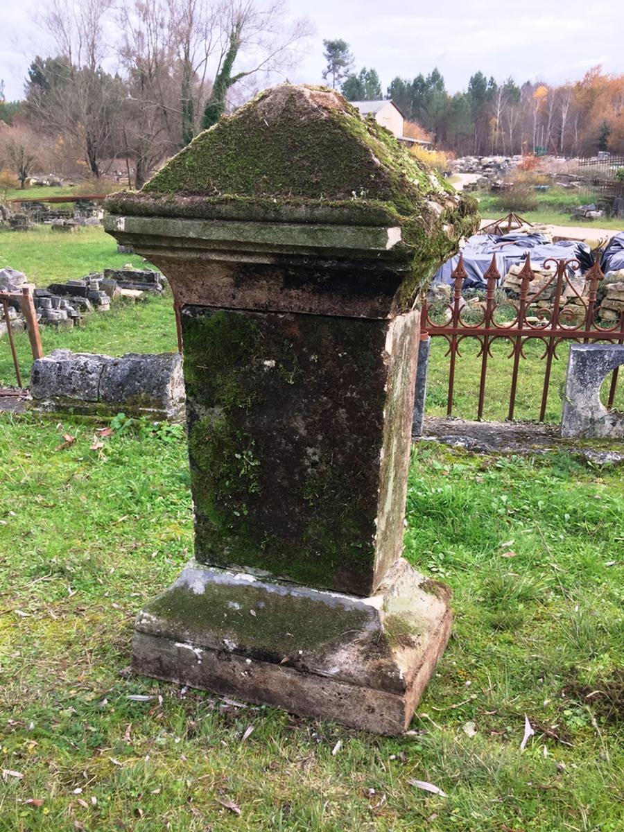 Ancien socle de jardin en pierre calcaire