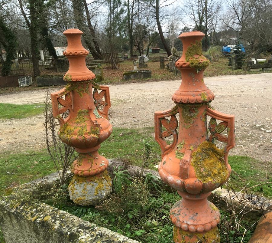 Paire d'épis de faîtage en terre cuite ancien