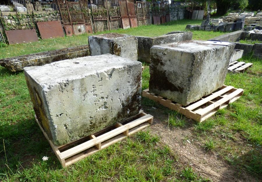 Deux blocs de pierres anciens utilisés comme socles