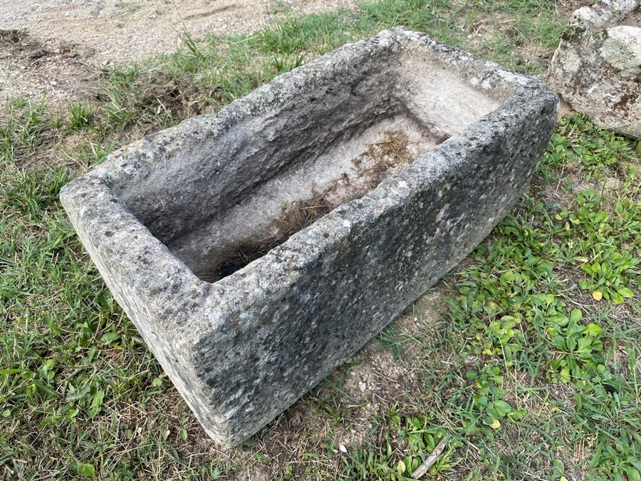 Petit bac ancien en pierre