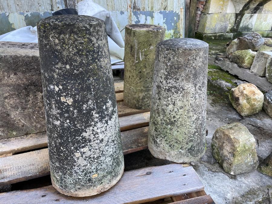 Paire de bornes anciennes en pierre calcaire dur