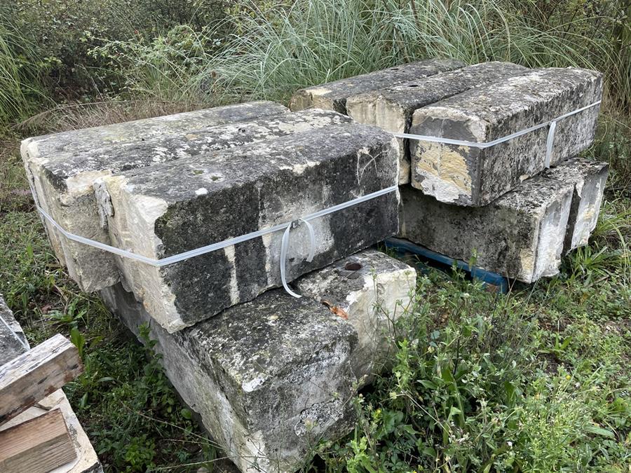 Dessus de muret ancien en pierre dure lot de dessus de ponts massifs utilisé pour couvre bassin ou dessus de murette. Prix par ml