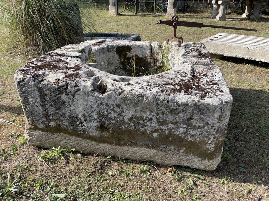 Ancien puits en pierre de Saintonge. Margelle haute en trois parties. Entourage de puits caré percé d'un trou de 1.10m de diametre. Tour de puits cubique á pans coupés avec nombreuses traces d'usures
