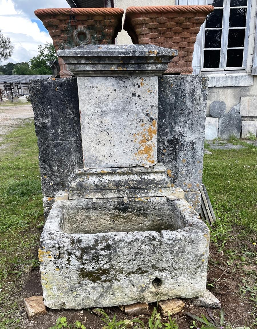 Fontaine adossée en pierre