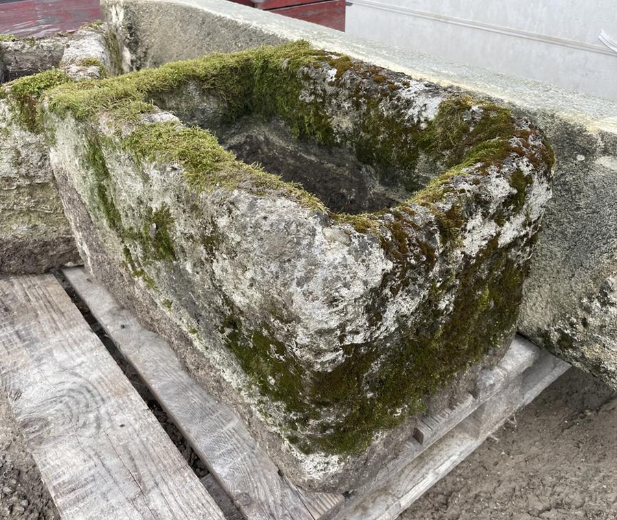 Ancien bac en pierre allongé et usé