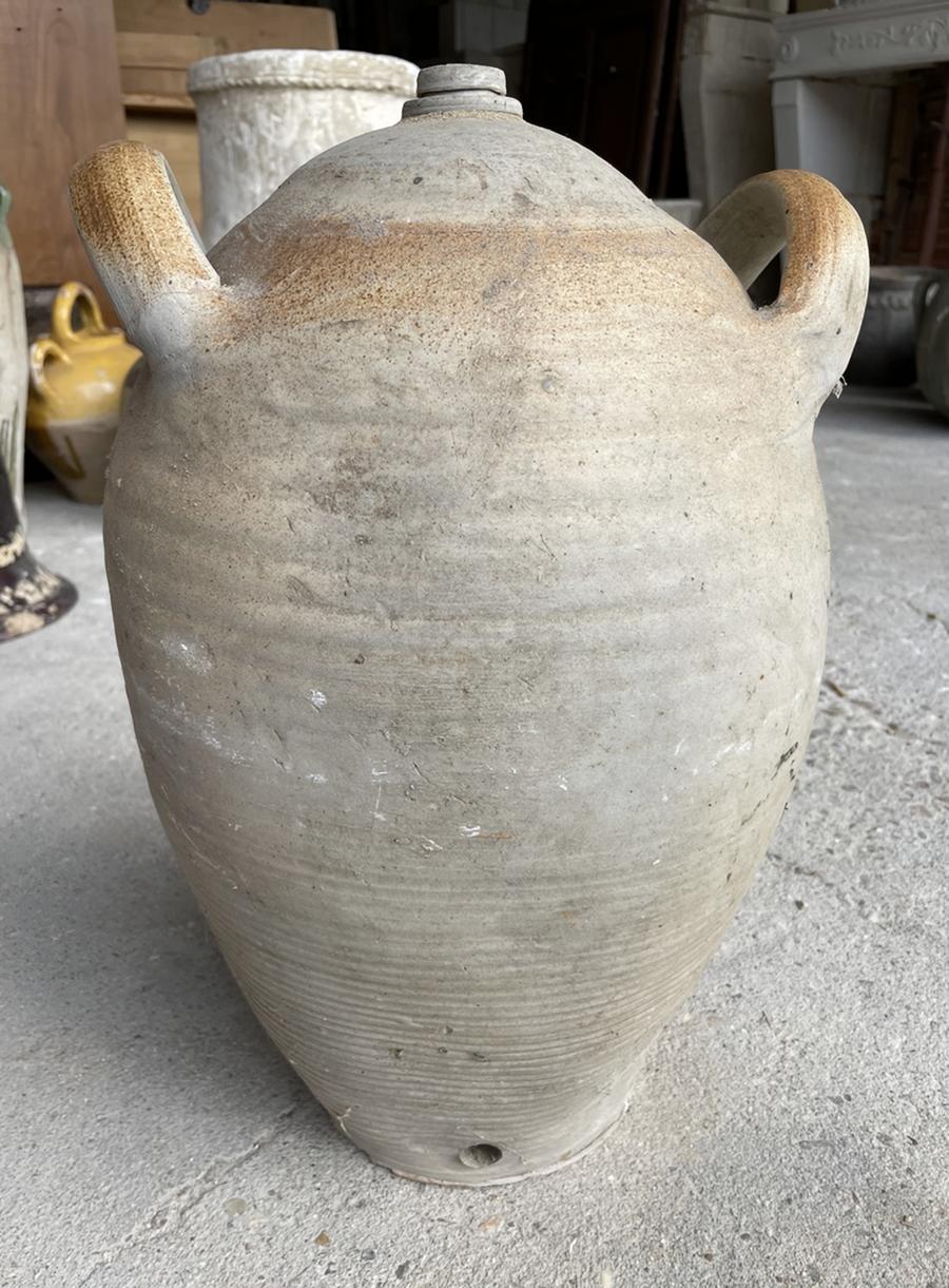 Ancienne poterie en terre cuite vernissée