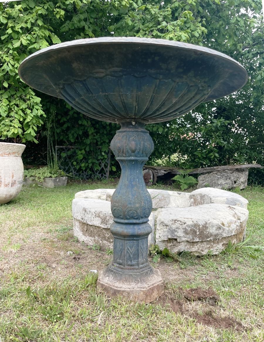 Ancienne vasque de fontaine en fonte
