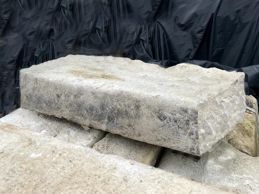 Pierres de trottoir anciennes en calcaire blanc coupées pour margelle de piscine ou bassin de nage