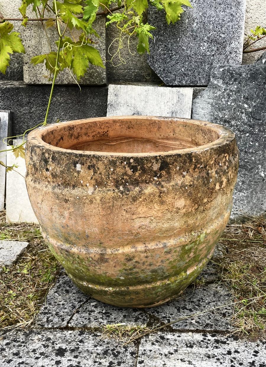 Cache-pot en terre cuite rustique