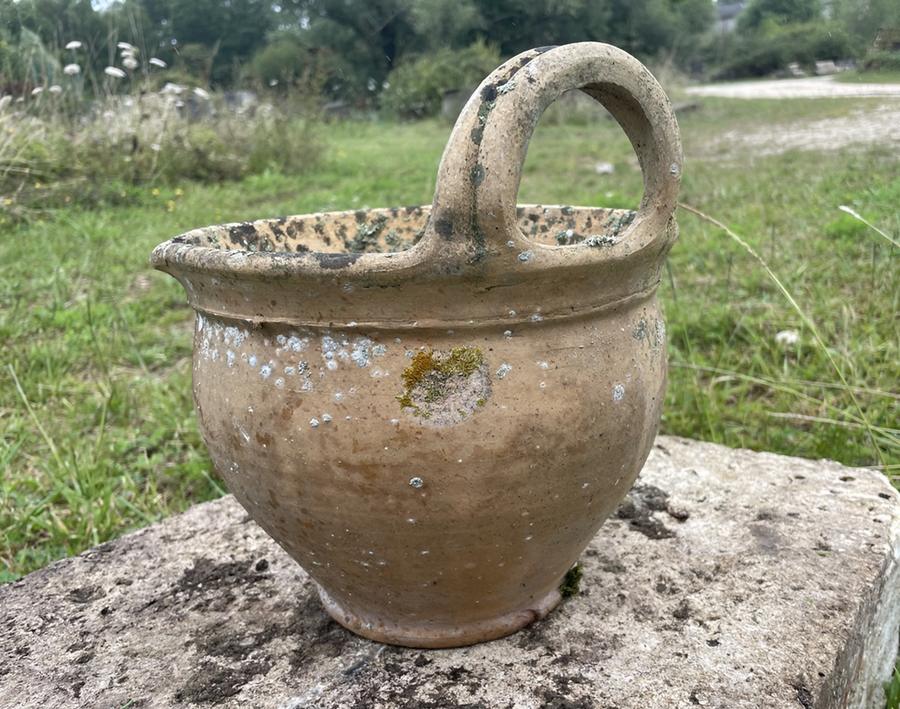 Poterie campagnarde en forme de pichet en terre cuite non vernissée