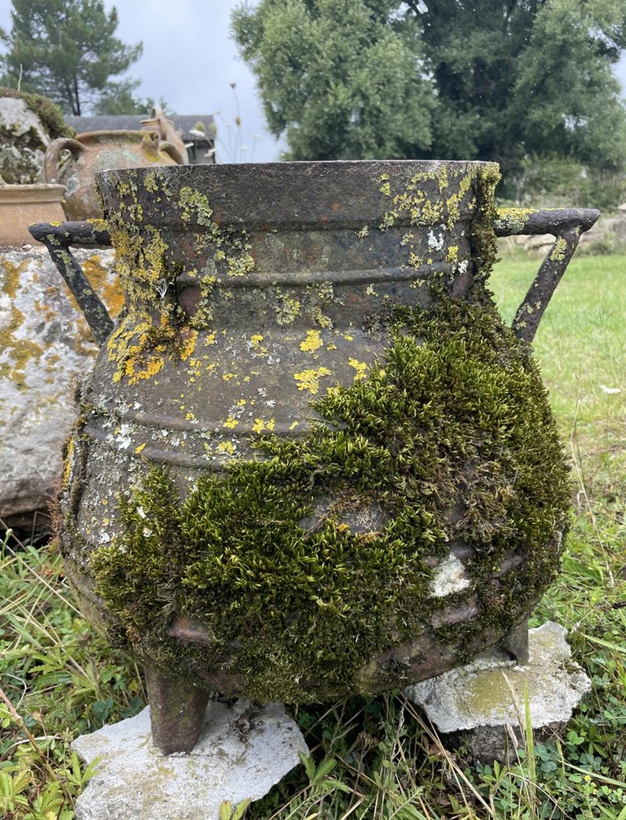 Chaudron en fonte à trois pieds