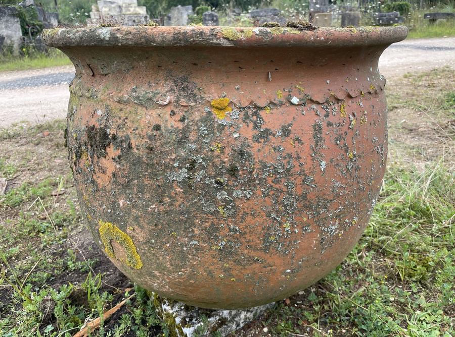 Grande poterie campagnarde en terre cuite décorée