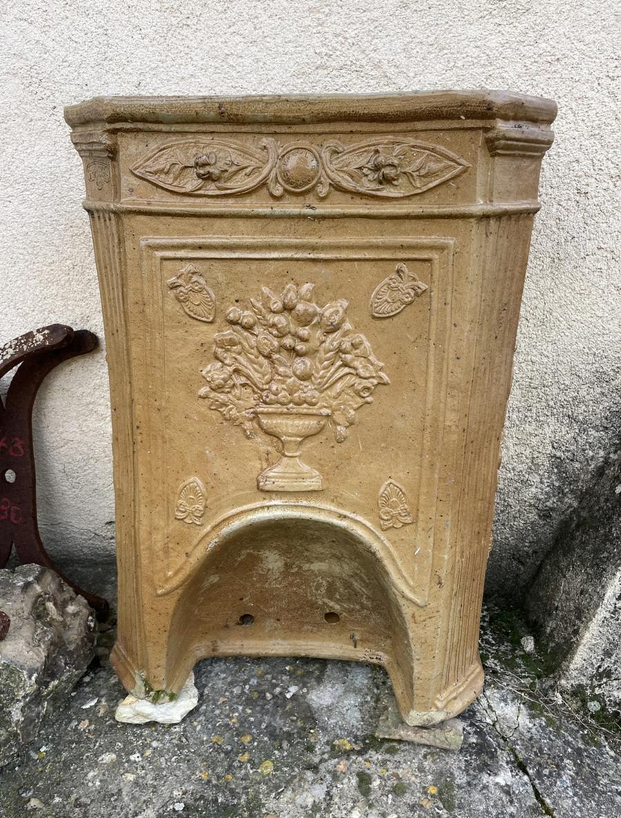 Ancien réservoir de fontaine murale en faience alsaciennes décoré d'un bouquet de fleurs