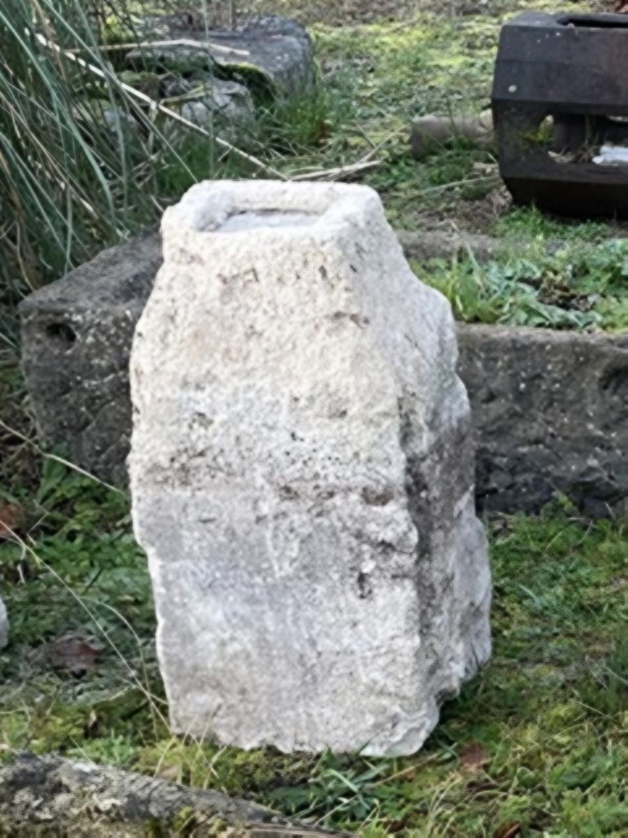 Socle de pierre servant au soutien de bois de charpente