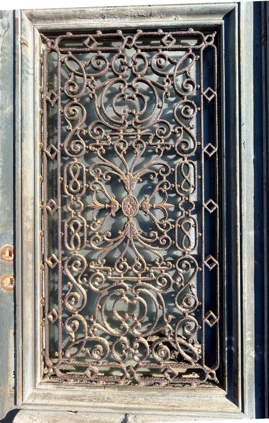 Porte à grille forgée