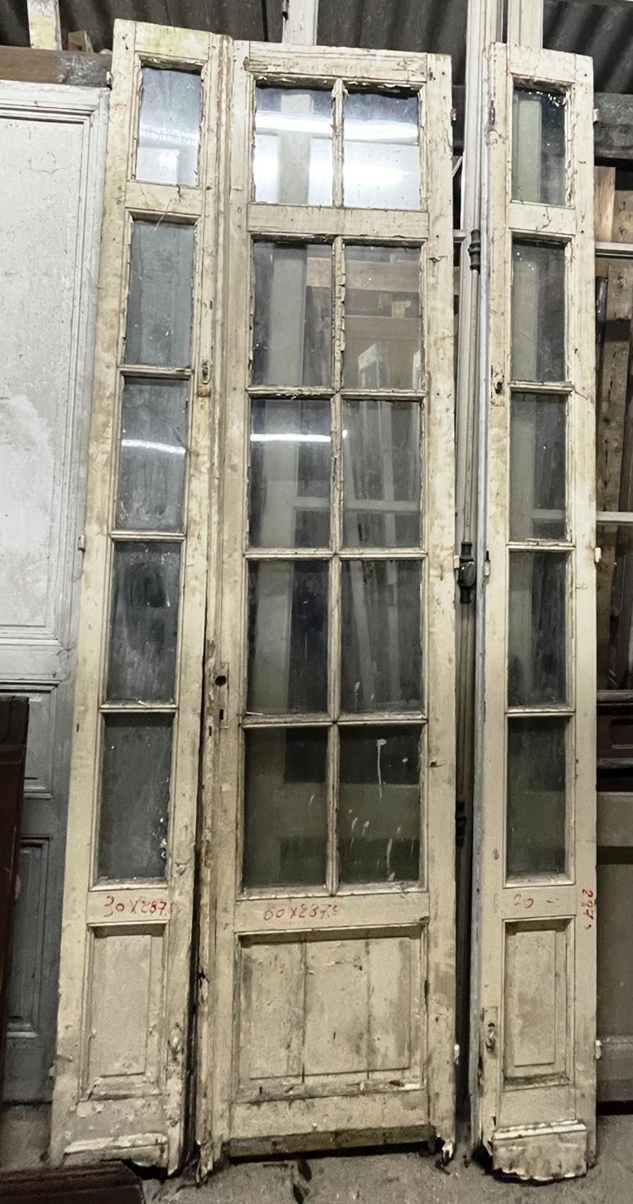 Porte vitrée et ses deux dormants vitrés ouvrants (largeur : 2 X 0.30)