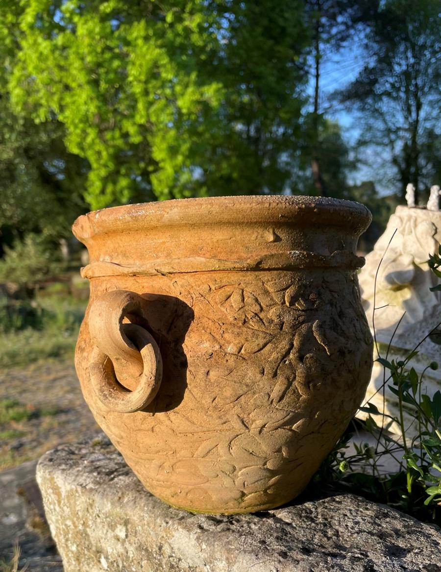 Petite poterie ancienne en terre cuite brute