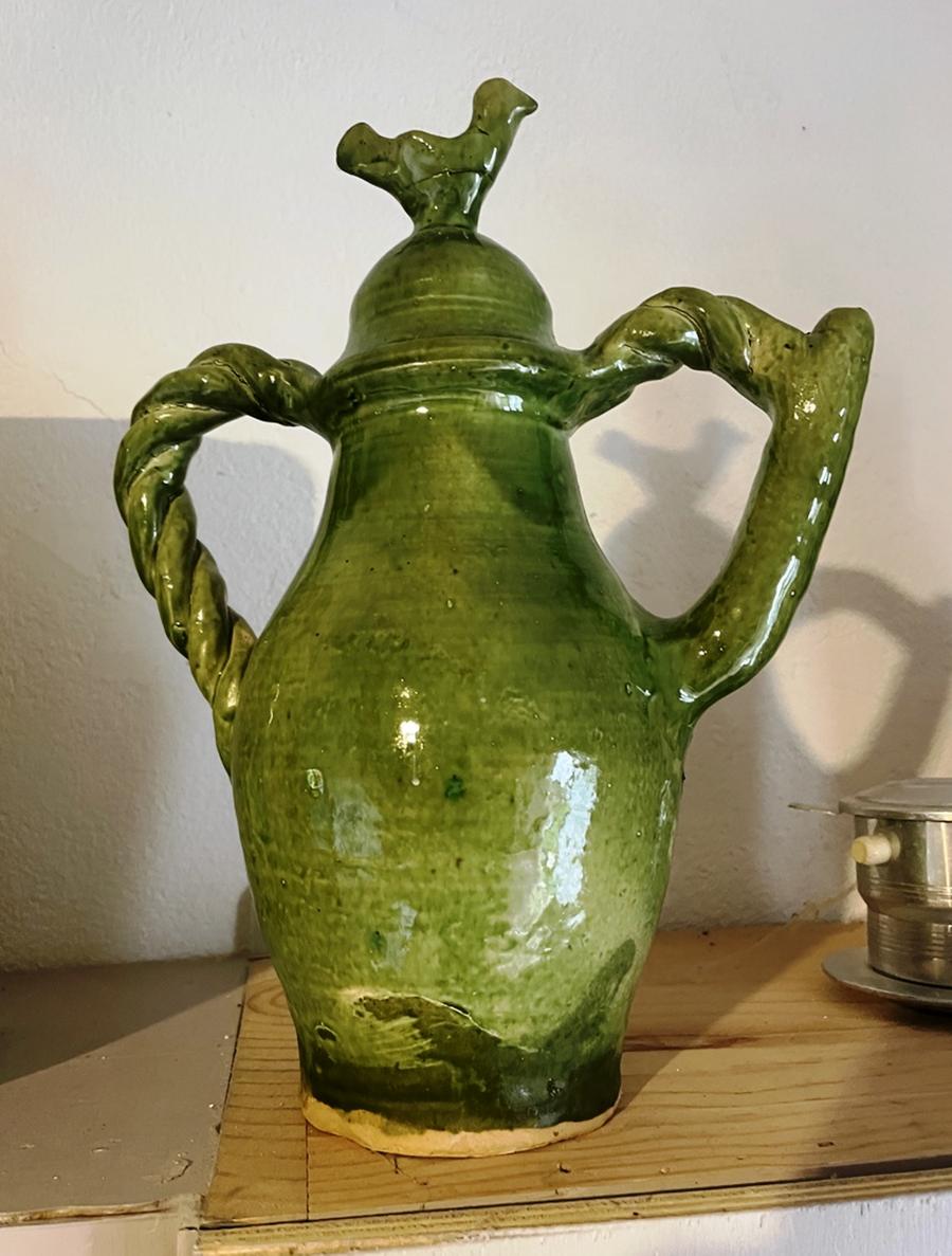 Poterie ou cruche vernissée vert ancienne à deux anses surmontée d'un oiseau