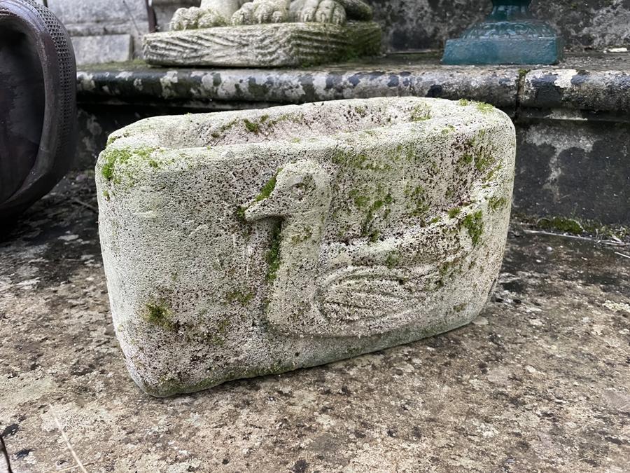 Petit bac ovale ancien décoré d'un canard sur une face et d'une oie sur l'autre