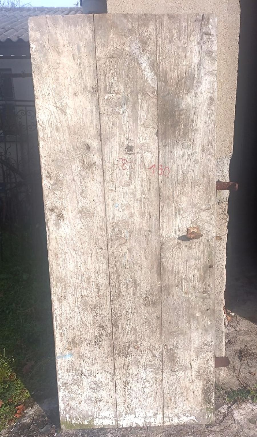 Porte ancienne pleine en planches de chene