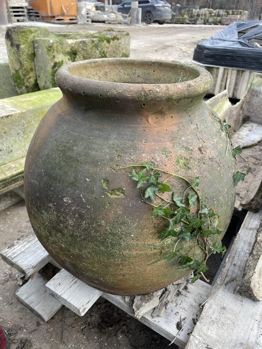 Poterie régionale ancienne en mauvais état