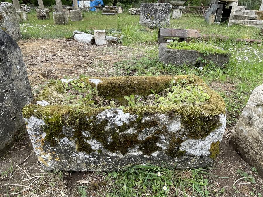 Ancien bac en pierre calcaire de Charente