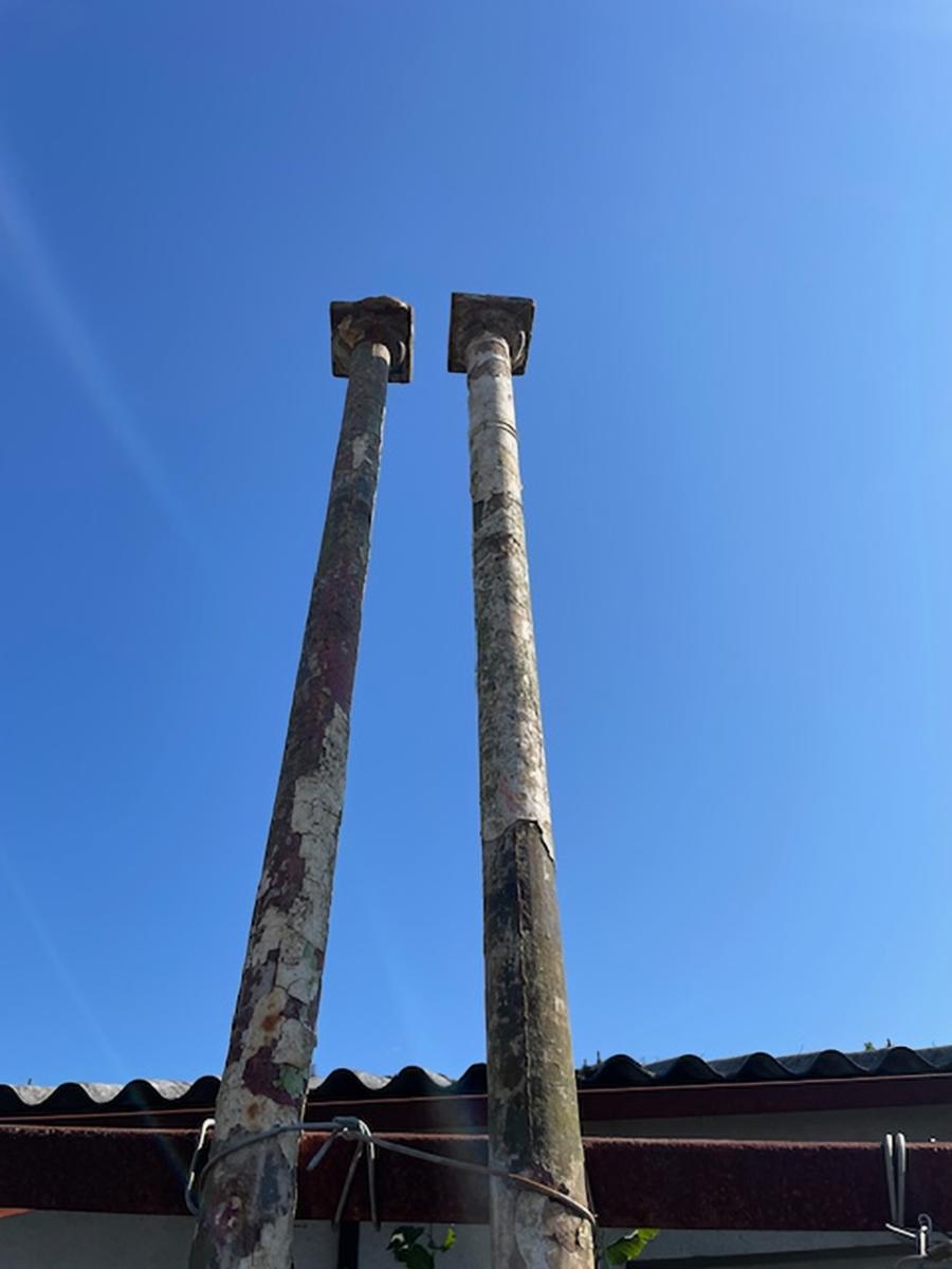 DEUX POTEAUX ANCIENS EN FONTE DE FER