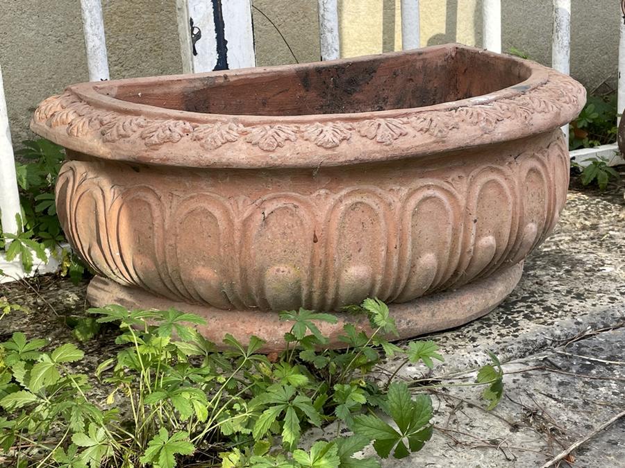 Ancienne jardinière en terre cuite décorée de godrons