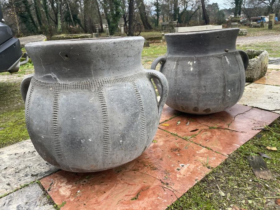 Deux charniers poteries de terre cuite